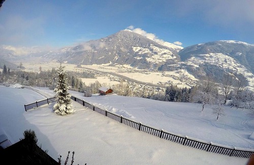 Emberg Ski Chalet | Superior Chalet Berggold - SKI in/SKI out, Sauna-Jacuzzi - by "wachterhof"