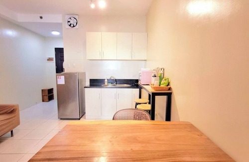 Malate Apartment | Superior King 1BR 1BA w/Balcony, Bayview, Pool, Netflix