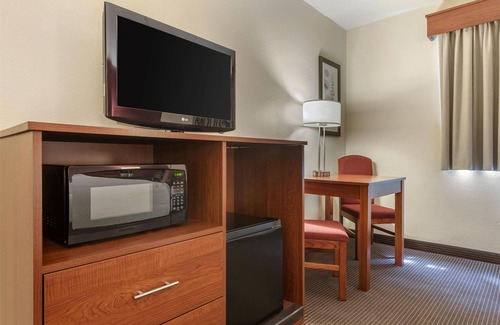 Litchfield Hotel | SureStay Plus Hotel by Best Western Litchfield