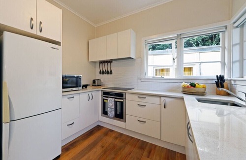 Piha Cottage | Surfer's Sunshine Cottage - Piha Holiday Home