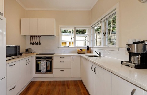 Piha Cottage | Surfer's Sunshine Cottage - Piha Holiday Home