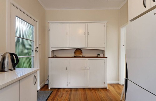 Piha Cottage | Surfer's Sunshine Cottage - Piha Holiday Home