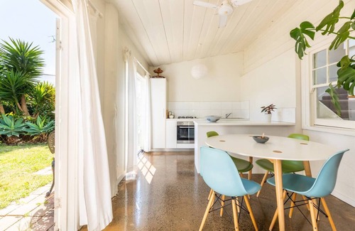 Torquay Cottage | Surfers Palace Torquay 1 min walk to beach