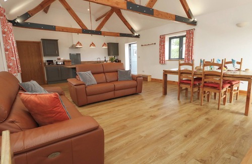 Sturminster Newton Cottage | SWALLOWS NEST, pet friendly, with hot tub in Sturminster Newton