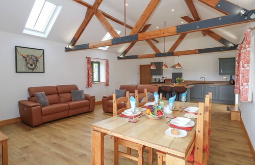 Sturminster Newton Cottage | SWALLOWS NEST, pet friendly, with hot tub in Sturminster Newton