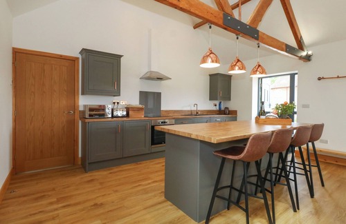 Sturminster Newton Cottage | SWALLOWS NEST, pet friendly, with hot tub in Sturminster Newton