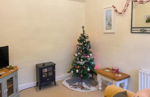 Middle Mayfield House | Swallows - Uk41742