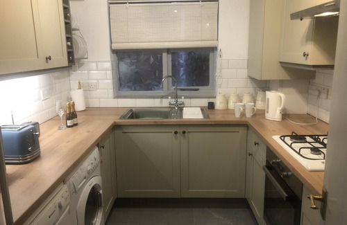 Swanage Apartment | Swanage Flat with Parking - sleeps 4 - ideal for beach and town!