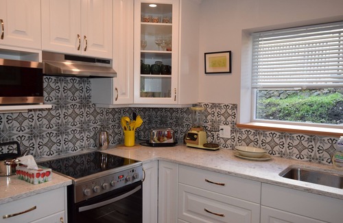 Saanich East House | Sweet 1 bedroom ground-level Garden Suite steps away from Cedar Hill trails