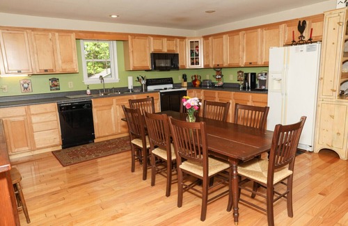 Burks Fork Cabin | Sweetwater Cabin by Buffalo Mountain Getaway