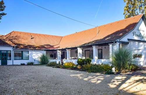 Szentes Bed & Breakfast | Szin-es Vendeghaz