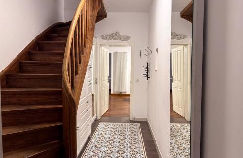 Derendorf House | T&K Apartments - 8 Room Detached house - 6 min to Messe DUS - Private Parking