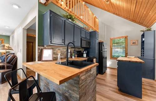 Kimberling City Cabin | Table Rock Lake View, Huge Deck, Trees, Quiet, Updated, Decorated for Holidays!