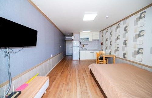 Iwon House | Taean Low Stack Pet Pension