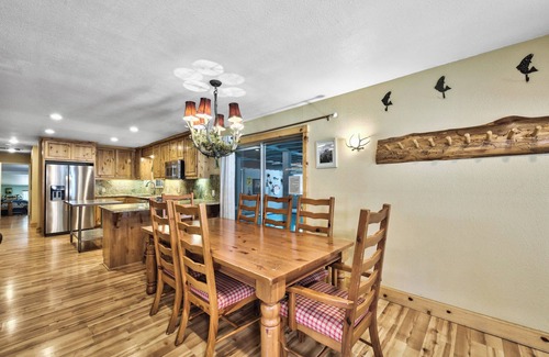 Christmas Valley Cabin | TAHOE RANCH, SUMMERTIME POOL, HOT TUB, ON RIVER, 3BD, 2 BA, FAMILY & DOG OK WALK