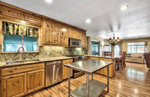 Christmas Valley Cabin | TAHOE RANCH, SUMMERTIME POOL, HOT TUB, ON RIVER, 3BD, 2 BA, FAMILY & DOG OK WALK