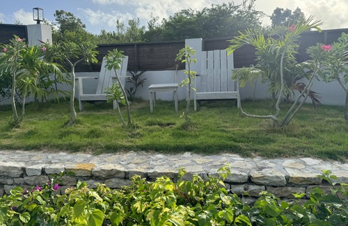 Willikies House | Take it easy at this unique and tranquil getaway.Overlooking the seaside