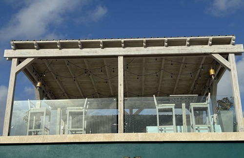 Willikies House | Take it easy at this unique and tranquil getaway.Overlooking the seaside