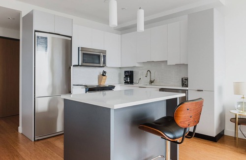 Chinatown Apartment | Tasteful FiDi 1BR w/Parking, W/D, Security, Gym & A/C, by Blueground