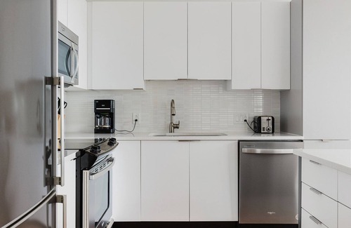 Chinatown Apartment | Tasteful FiDi 1BR w/Parking, W/D, Security, Gym & A/C, by Blueground