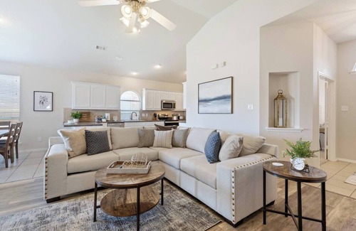 Keller House | TCH - Spacious 4bd/2ba in Fort Worth w/Workspace