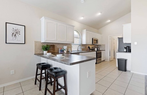 Keller House | TCH - Spacious 4bd/2ba in Fort Worth w/Workspace