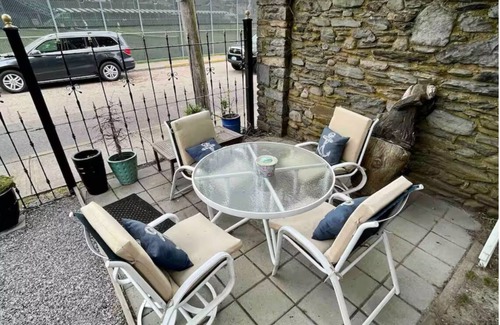 Cliff Walk Condo | Tennis Hall of Frame 1-bedroom