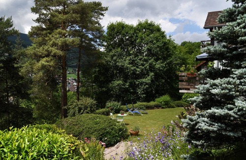Lapoutroie Cottage | Terrace and garden with mountain views
