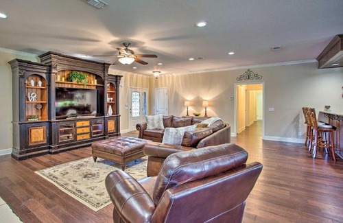 Albany House | Texas Abode with Pool about 25 Miles to Lake Texoma!