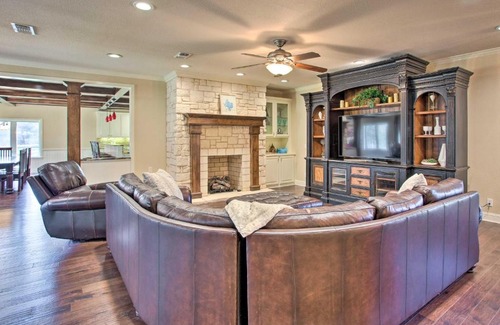 Albany House | Texas Abode with Pool about 25 Miles to Lake Texoma!