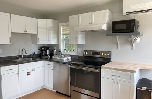 Uncasville House | Thames River Cottage · Near Casinos - USCGA