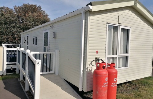 Isle of Grain Apartment | Thames view - Wheelchair-Friendly Static Caravan at Kent Coast Holiday Park