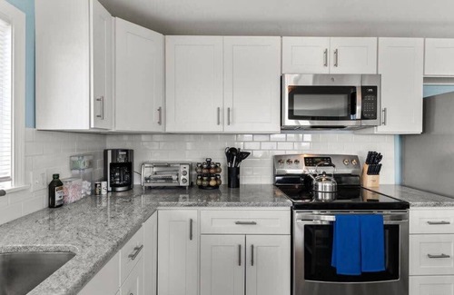 Rye Apartment | The 1A Escape | Ocean View Deck | Walk to Beach