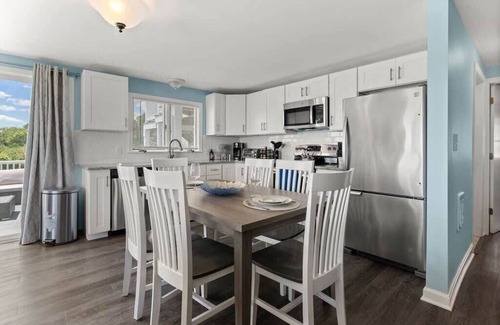 Rye Apartment | The 1A Escape | Ocean View Deck | Walk to Beach