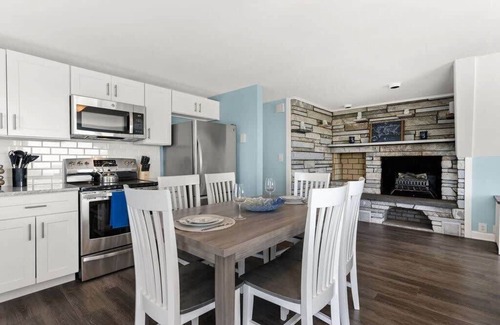 Rye Apartment | The 1A Escape | Ocean View Deck | Walk to Beach