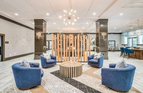 Houston Apartment | The Aliyah Poolside View with Luxe Pool, Gym, & Theater