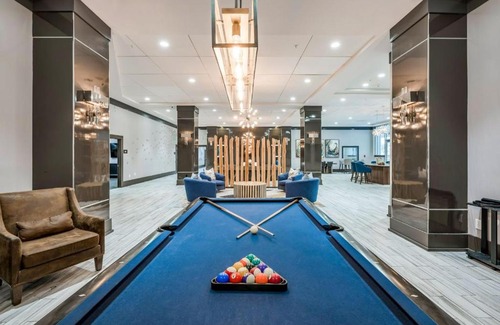 Houston Apartment | The Aliyah Poolside View with Luxe Pool, Gym, & Theater