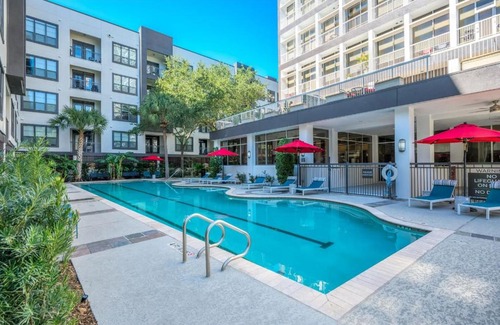 Houston Apartment | The Aliyah Poolside View with Luxe Pool, Gym, & Theater
