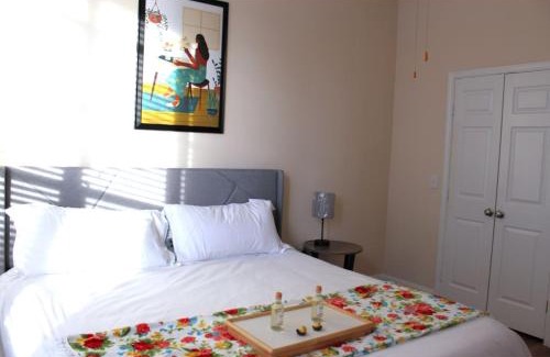 Houston Apartment | The Aliyah Poolside View with Luxe Pool, Gym, & Theater