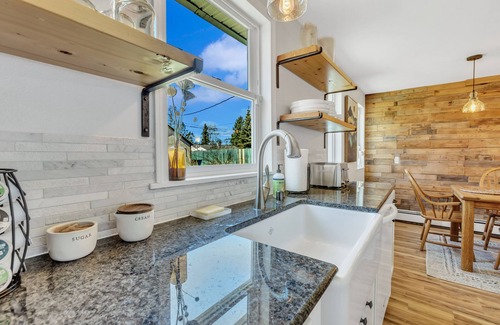 Airport Heights Community Council House | The Anchorage: 3bedroom, 4 bed, 1 bath house in Airport Heights.