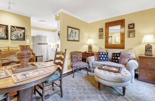 Drayton House | The Artist's Bungalow Cozy 2-bedroom house surrounded by woods in Spartanburg