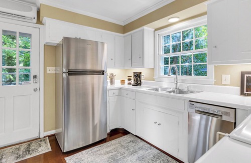 Drayton House | The Artist's Bungalow Cozy 2-bedroom house surrounded by woods in Spartanburg