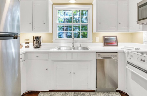 Drayton House | The Artist's Bungalow Cozy 2-bedroom house surrounded by woods in Spartanburg