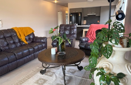 Mango Hill House | The Atelier – Artful Home Stay at Mangohill