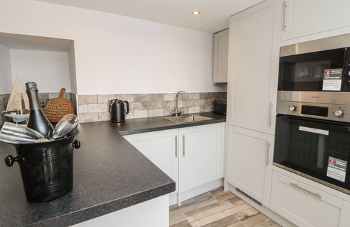 South Shields Cottage | THE BEACH APARTMENT, pet friendly, with a garden in South Shields
