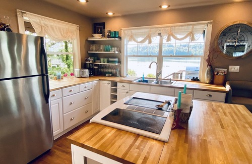 Shelton House | *THE BEACH HOUSE* Beautiful Puget Sound Waterfront Beach House Shelton