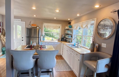 Shelton House | *THE BEACH HOUSE* Beautiful Puget Sound Waterfront Beach House Shelton