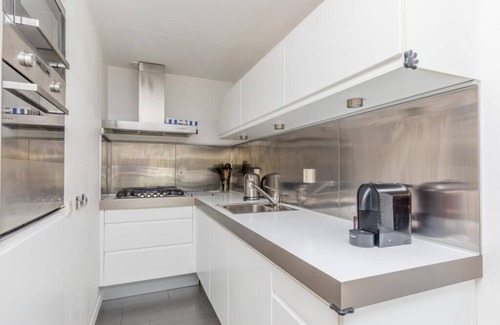 Oude-Tonge House | The beautiful, tranquil corner location, surrounded by green landscape and with electrical patio cov