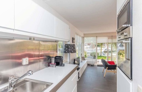 Oude-Tonge House | The beautiful, tranquil corner location, surrounded by green landscape and with electrical patio cov