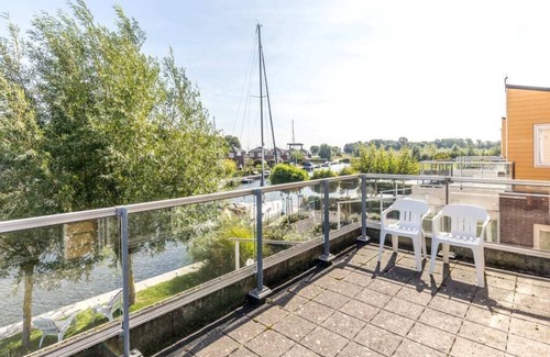 Oude-Tonge House | The beautiful, tranquil corner location, surrounded by green landscape and with electrical patio cov